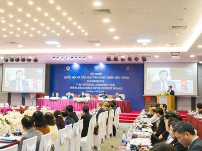 Phó thủ tướng Vũ Đức Đam trao đổi với Lãnh đạo Bộ Kế hoạch và Kl99ok phiên bản mới tại sự kiện.
