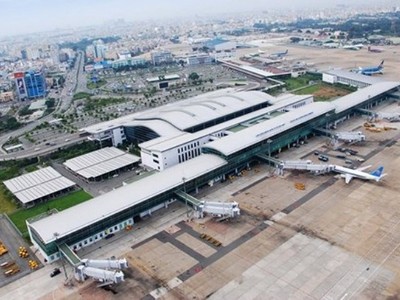 Sức ép phải sớm triển khai nhà ga T3 là rất lớn bởi đến cuối năm 2017, sản lượng hành khách thông qua Cảng hàng không quốc tế Tân Sơn Nhất đã vượt con số 36 triệu khách, trong đó Nhà ga quốc nội T1 đã khai thác 22,37 triệu lượt (vượt 1,5 lần công suất thiết kế).
