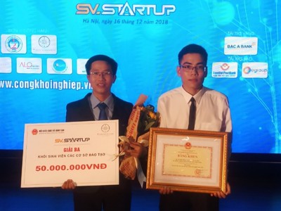 Phan Tấn Khải (trái) nhận giải thưởng trị giá 50 triệu đồng cho dự án nuôi cá tra bằng thảo dược. Ảnh: NVCC.