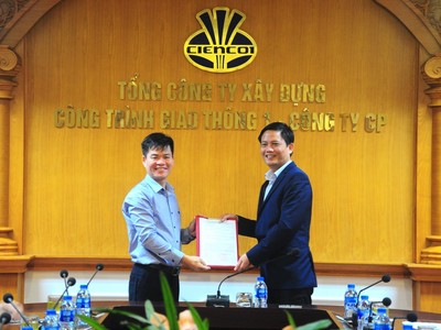 Chủ tịch HĐQT Nguyễn Ngọc Hòa trao quyết định bổ nhiệm Tổng giám đốc cho ông Ngô Bá Toản