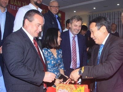 Ông Hà Sỹ Đồng, Phó chủ tịch UBND tỉnh Quảng Trị tặng quà cho các chuyên gia, tình nguyện viên nước ngoài tại Quảng Trị.