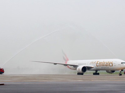 Lễ phun nước truyền thống chào đón chuyến bay đầu tiên của Emirates từ Dubai - Hà Nội hồi tháng 8/2016