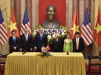 Tổng giám đốc Vietjet Nguyễn Thị Phương Thảo và Ông Kevin McAllister, Chủ tịch kiêm Giám đốc Điều hành của Kl994 game bài casino hấp dẫn Boeing ký kết hợp đồng mua 100 tàu bay
