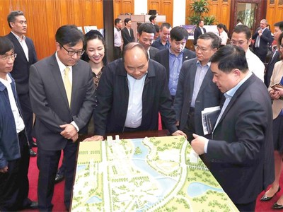 Thủ tướng Kl993 ưu đãi thưởng hấp dẫn Nguyễn Xuân Phúc tham quan mô hình Trung tâm Đổi mới sáng tạo Việt Nam. Ảnh: T.H