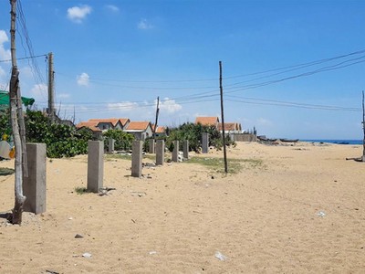 Đất ven biển ở thị trấn Hòa Hiệp Trung, H. Đông Hòa (Phú Yên) từng rất “nóng” vào năm 2018, nhưng nay không còn ai hỏi mua - Ảnh: DUY THANH