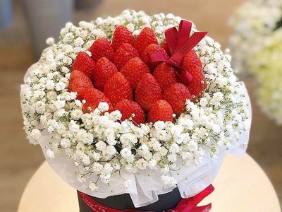 Những bó hoa ăn được có giá tiền triệu hút khách trước lễ 8/3.
