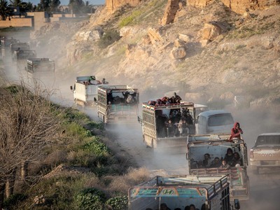 Đoàn người di tản khỏi làng Baghouz, căn cứ cuối cùng của IS tại Syria, trong ngày 3/3. Ảnh: Reuters.