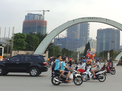 Công viên Cầu Giấy nằm trong Khu đô thị mới Dịch Vọng, phường Dịch Vọng, quận Cầu Giấy, Hà Nội