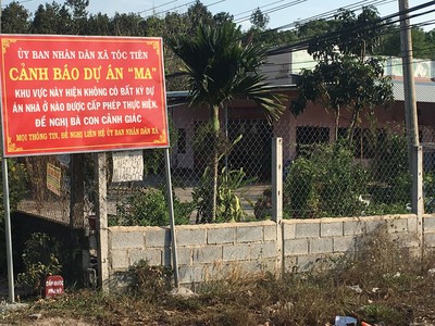 Chính quyền xã Tóc Tiên, thị xã Phú Mỹ phải đặt biển cảnh báo dự án “ma” để cảnh báo người dân, nhà Kl99ok phiên bản mới. Ảnh: TrọngTín 