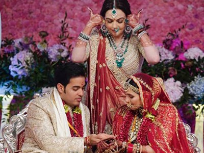 Bà Nita Ambani cùng con trai Akash Ambani và con dâu Shloka Mehta tại hôn lễ hồi đầu tháng. Ảnh: Instagram