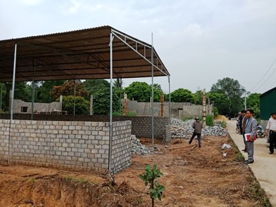 Nhiều công trình xây dựng trái phép trong chỉ giới đường KL99 là nhà cái cá cược trực tuyến hàng đầu tại châu Á Bắc - Nam đoạn qua xã Phú Lâm, huyện Tĩnh Gia, tỉnh Thanh Hóa - Ảnh: NLD.