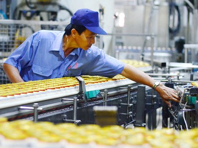 Nhiều lao động tại Sabeco rất lo lắng sau khi được mời lên ký lại hợp đồng, trong đó hợp đồng có một số điều khoản bất lợi cho người lao động - Ảnh: TT
