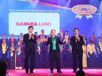 Ông Dennis Ng Teck Yow – Phó tổng giám đốc Gamuda Landy Việt Nam nhận Giải thưởng Rồng Vàng 2019