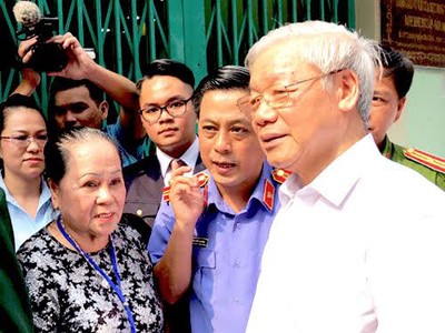 Tổng Bí thư, Chủ tịch nước Nguyễn Phú Trọng trò chuyện với bà Đặng Thị Thiệp (vợ Anh hùng Trần Văn Lai), Trần Vũ Bình (con trai) và Trần Trọng Nghĩa (cháu nội) trong chuyến thăm Di tích lịch sử văn hóa Quốc gia Hầm chứa vũ khí Biệt động Sài Gòn của gia đình Anh hùng Trần Văn Lai vào ngày 31/1/2018.