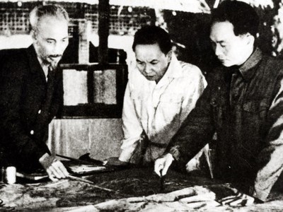 Chủ tịch Hồ Chí Minh và đồng chí Trường Chinh (giữa) và đồng chí Võ Nguyên Giáp quyết định mở Chiến dịch Điện Biên Phủ