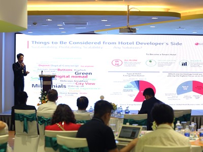 Ông Huyn Jun Choi, Giám Đốc Cấp cao LG Electronics chia sẽ các giải pháp công nghệ và Big Data cho một khách sạn thông minh