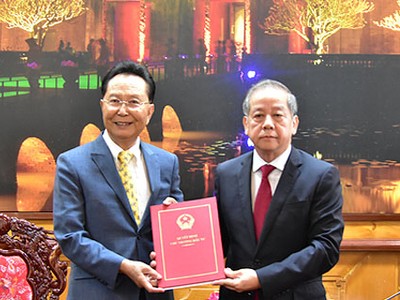 Chủ tịch Phan Ngọc Thọ trao giấy chứng nhận đăng ký Kl99ok phiên bản mới cho đại diện Công ty Billion Max Việt Nam
