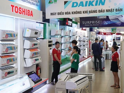 Các gian hàng bán điều hòa, quạt làm mát những ngày vừa qua luôn tấp nập khách hàng.  