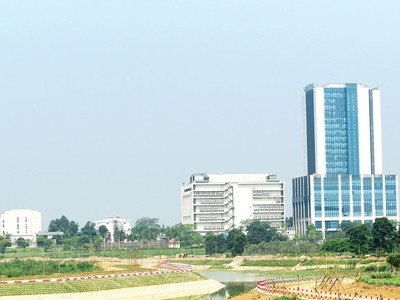 Đô thị Hòa Lạc là đô thị lớn nhất trong 5 đô thị vệ tinh của Hà Nội, nhưng hiện ngoài Khu công nghệ cao, các phân khu khác chủ yếu vẫn “bất động”. Ảnh: Dũng Minh