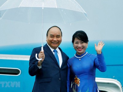 Thủ tướng Kl993 ưu đãi thưởng hấp dẫn Nguyễn Xuân Phúc và Phu nhân tại Sân bay quốc tế Kansai, Osaka. (Ảnh: Thống Nhất/TTXVN)