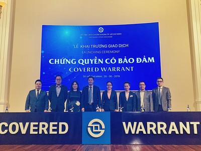 Bà Phạm Minh Hương - Chủ tịch kiêm tổng Giám đốc VNDIRECT (thứ ba từ trái sang) rung chuông khai trương giao dịch Chứng quyền có bảo đảm tài sàn HOSE