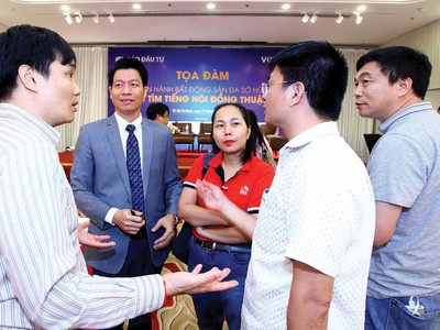 Nhiều cư dân còn nán lại sau tọa đàm để tiếp tục trao đổi với các diễn giả. Ảnh: Lê Toàn