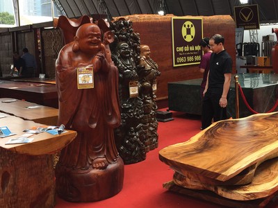 Có những phản gỗ bị nứt, vát góc vào tay thợ gỗ lành nghề lại trở thành sản phẩm đắt tiền. Ảnh: Nhất Nam  
