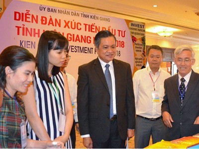 Chủ tịch UBND tỉnh Kiên Giang, ông Phạm Vũ Hồng (mặc áo veston) cho biết, Kiên Giang muốn tranh thủ mời gọi thêm nhiều nhà Kl99ok phiên bản mới chiến lược để thực hiện các dự án trọng điểm của tỉnh, theo tinh thần "chọn mặt gửi vàng".