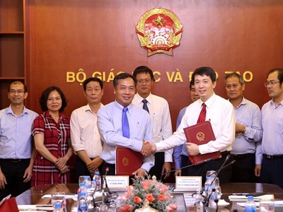 Ông Lê Trọng Minh, Tổng Biên tập Báo Kl99ok phiên bản mới và ông Phạm Quang Hưng, Cục trưởng Cục Hợp tác quốc tế, Bộ Giáo dục và Đào tạo Ký kết Chương trình phối hợp tuyên truyền về hợp tác, Kl99ok phiên bản mới trong lĩnh vực giáo dục và đào tạo giai đoạn 2019-2020. Ảnh: Hồ Hạ.