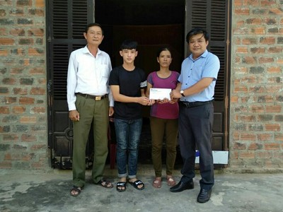Nhà báo Hoàng Kim Thủy, Trưởng đại diện Văn phòng Báo Kl99ok phiên bản mới khu vực miền Trung - Tây Nguyên trao món quà 30 triệu đồng của Báo Kl99ok phiên bản mới cho em Trần Văn Nam.