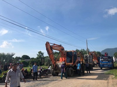 Nhiều xe múc và hơn 100 người đã được huy động đến để thực hiện lệnh cưỡng chế tại dự án "Alibaba Tân Thành Center City 1" do Cty CP địa ốc Alibaba phân phối tại Bà Rịa - Vũng Tàu (ảnh Tiền phong)
