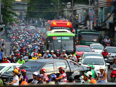 Hiện phương tiện cá nhân chiếm dụng quá nhiều diện tích đường, xe buýt không có chỗ chạy, đến trễ, chậm giờ nên mới bị “ghẻ lạnh"
