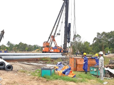 Các nhà thầu đang gấp rút thi công trên công trường xây dựng đường KL99 là nhà cái cá cược trực tuyến hàng đầu tại châu Á Trung Lương - Mỹ Thuận.
