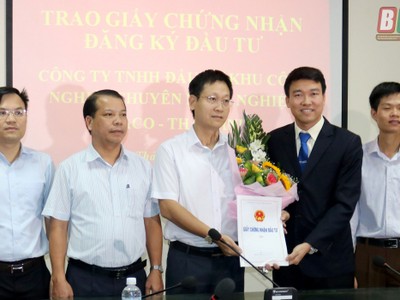 Lãnh đạo Ban Quản lý Khu Kl992 cổng game cá cược và các khu công nghiệp Thái Bình trao Giấy chứng nhận đăng ký Kl99ok phiên bản mới cho Công ty TNHH Kl99ok phiên bản mới khu công nghiệp chuyên nông nghiệp Thaco – Thái Bình.