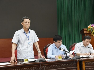 Phó Chủ tịch UBND quận Bắc Từ Liêm Nguyễn Kim Vinh thông tin tại hội nghị.