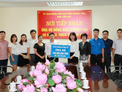 Bà Nguyễn Thị Thu Lan thay mặt đoàn công tác trao số tiền 100 triệu đồng tới đại diện Mặt trận Tổ quốc, Hội chữ thập đỏ tỉnh Thanh Hóa