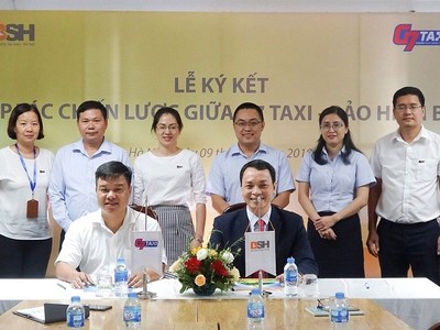 Từ trái qua phải: Ông Nguyễn Anh Quân, Tổng giám đốc G7 Taxi và ông Bùi Trung Kiên, Tổng giám đốc Kl99kl phiên bản hoạt động BSH ký thỏa thuận hợp tác chiến lược.