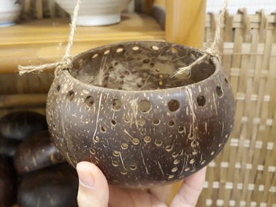 Lồng đèn làm từ gáo dừa khô, mài nhẵn rồi đục lỗ tạo họa tiết - Ảnh: HỮU DUYÊN