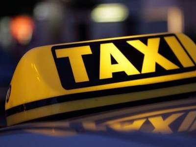 Bộ GTVT tiếp tục chọn phương án giữ nguyên quy định xe taxi phải có hộp đèn với chữ "TAXI" gắn cố định trên nóc xe, kích thước tối thiểu của hộp đèn là 12x30 cm.