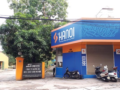 Người dân ở cạnh đang mong nhà máy này di dời sớm ngày nào tốt ngày đó. Ảnh: Nhất Nam 