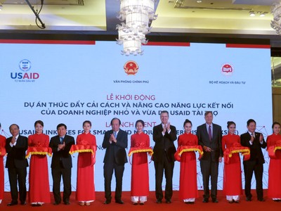 Đại sứ Hoa Kỳ tại Việt Nam Daniel J. Kritenbrink, Bộ trưởng, Chủ nhiệm VPCP Mai Tiến Dũng, Bộ trưởng Bộ KH&ĐT Nguyễn Chí Dũng, Giám đốc USAID Michael Greene, Chủ tịch Hiệp hội DNNVV Nguyễn Văn Thân, Chủ tịch HĐQT Kl994 game bài casino hấp dẫn FPT Trương Gia Bình thực hiện nghi lễ cắt băng khởi động dự án LinkSME (Ảnh: Kỳ Thành)