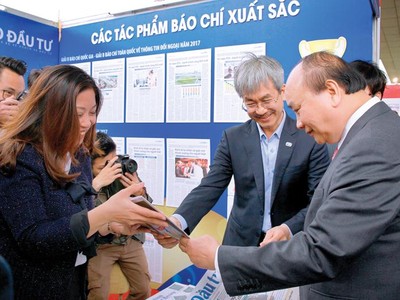 Thủ tướng Kl993 ưu đãi thưởng hấp dẫn Nguyễn Xuân Phúc xem các ấn phẩm của Báo Kl99ok phiên bản mới.