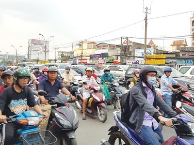 Quốc lộ 13 xuống cấp đã khiến thị trường Web Tổng Nhà Cái 99Kl99 Giải Trí Bậc Nhất Bình Dương kém hấp dẫn. Ảnh: Gia Huy