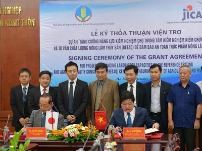 Thứ trưởng Lê Quốc Doanh (bên phải) và ông Tetsuo Konaka, Trưởng đại diện JICA tại Việt Nam 