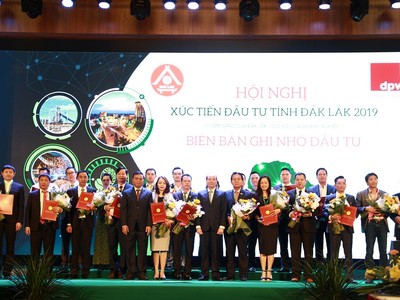 Lãnh đạo tỉnh Đắk Lắk trao chứng nhận Kl99ok phiên bản mới cho các Kl991.com World Cup 2026 Chính Thức tại Hội nghị xúc tiến Kl99ok phiên bản mới năm 2019.