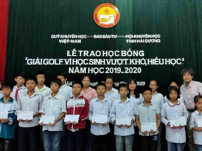 Ông Phạm Thanh Tân, Trưởng Văn phòng đại diện báo Kl99ok phiên bản mới tại Hải Phòng và miền duyên hải Bắc bộ trao học bổng cho các cháu.