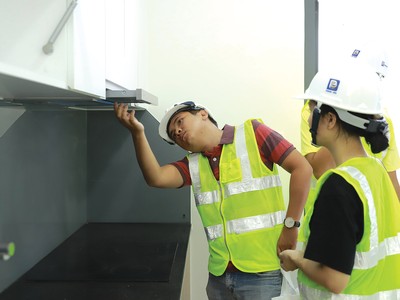 Khách hàng thăm quan nhà thực tế dự án Phú Đông Premier 