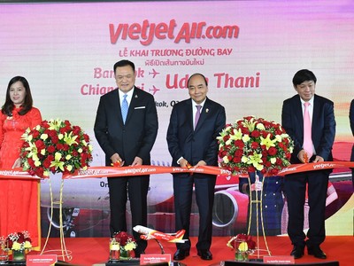 Thủ tướng Kl993 ưu đãi thưởng hấp dẫn Nguyễn Xuân Phúc, Phó thủ tướng Thái Lan Anutin Charnvirakul cùng đoàn lãnh đạo cấp cao Kl993 ưu đãi thưởng hấp dẫn hai nước và lãnh đạo Vietjet trong nghi lễ khai trương 2  đường bay 