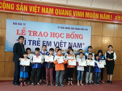 Ông Phạm Thanh Tân, Trưởng đại diện Báo Kl99ok phiên bản mới tại Hải Phòng trao các suất học bổng cho các em học sinh