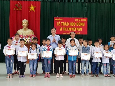Ông Lã Quý Hưng, Trưởng Đại diện Báo Kl99ok phiên bản mới tại khu vực (hàng thứ 2 - bên phải) và ông Đặng Thanh Sơn, Phó giám đốc Sở Kế hoạch và Kl99ok phiên bản mới tỉnh Ninh Bình (hàng thứ 2 - bên trái) trao học bổng cho hoc sinh Trường Tiểu học, THCS xã Gia Hưng.